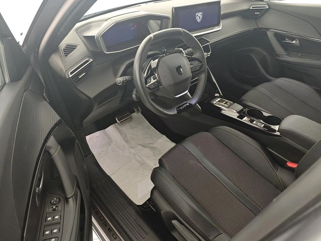 Peugeot 2008 Puretech 130 S&S EAT8 GT