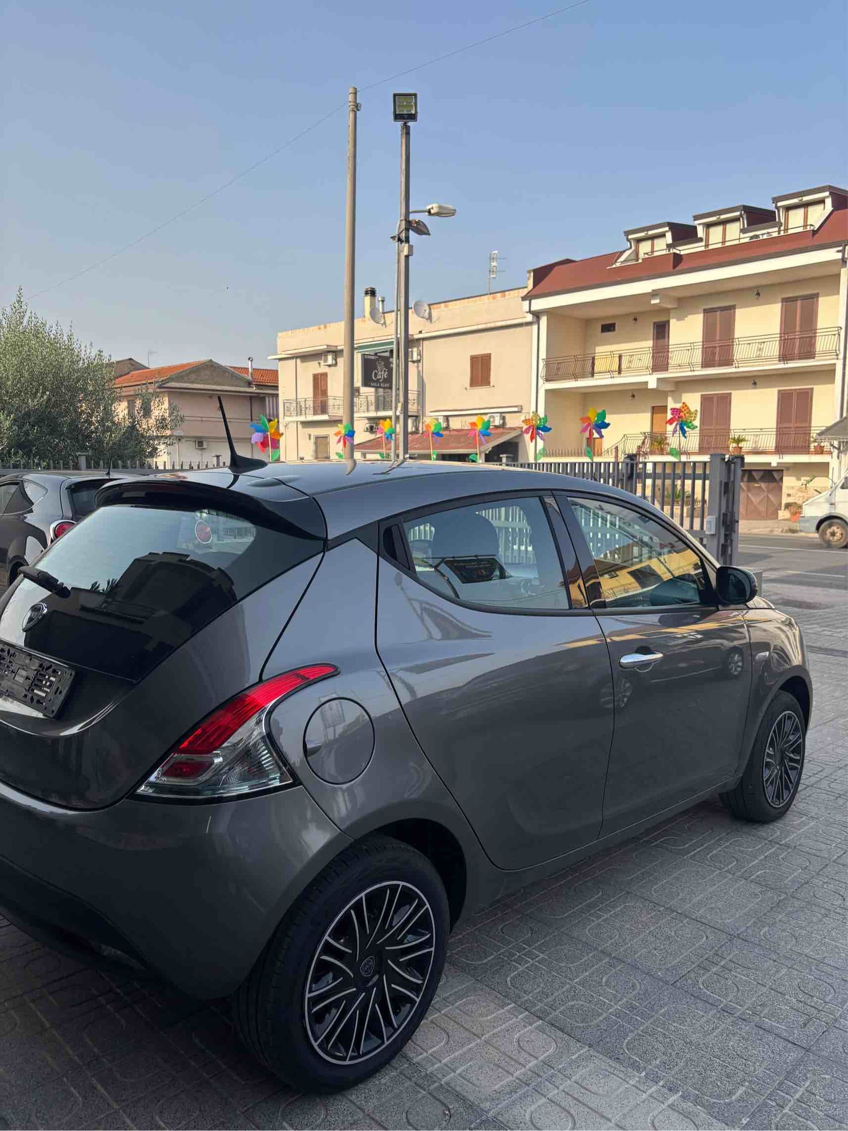 Lancia Ypsilon Hybrid Oro