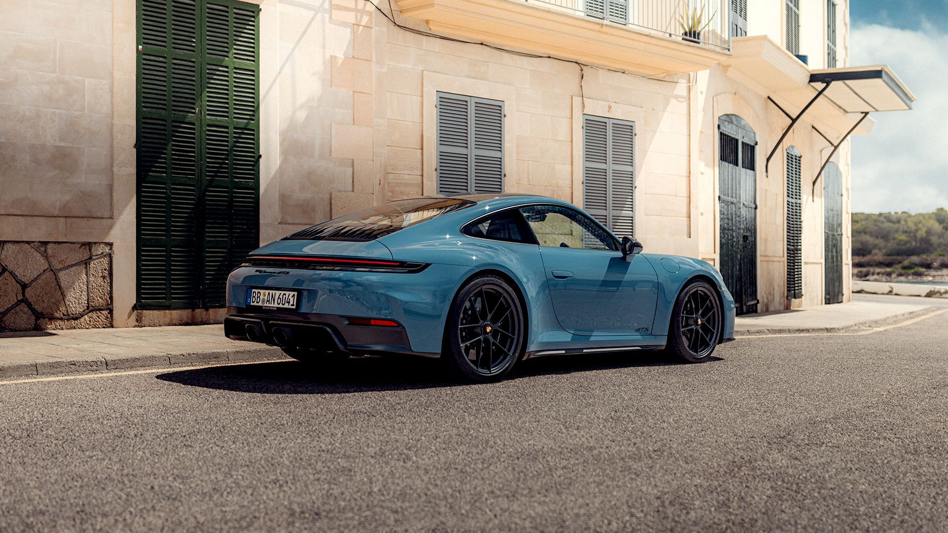 Immagine di sfondo di una Porsche 911 azzurra