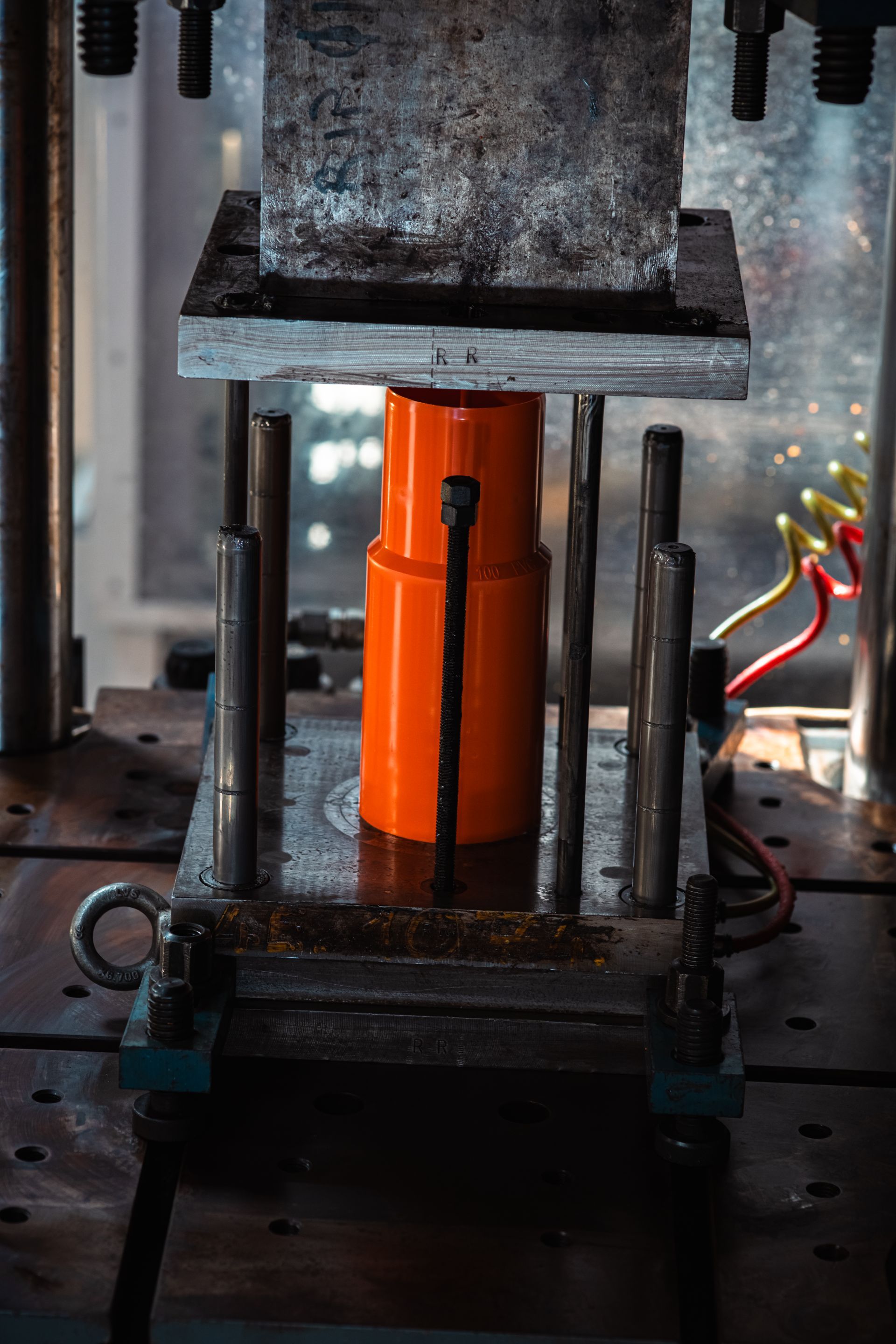 Hydraulic injection molding press