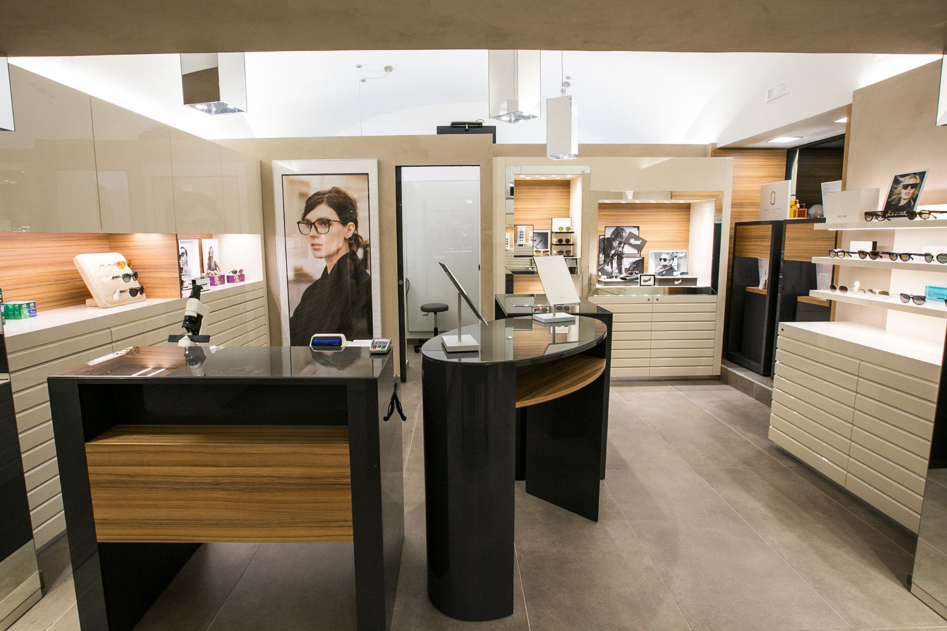 Vista del bancone principale del negozio Ottica Marino