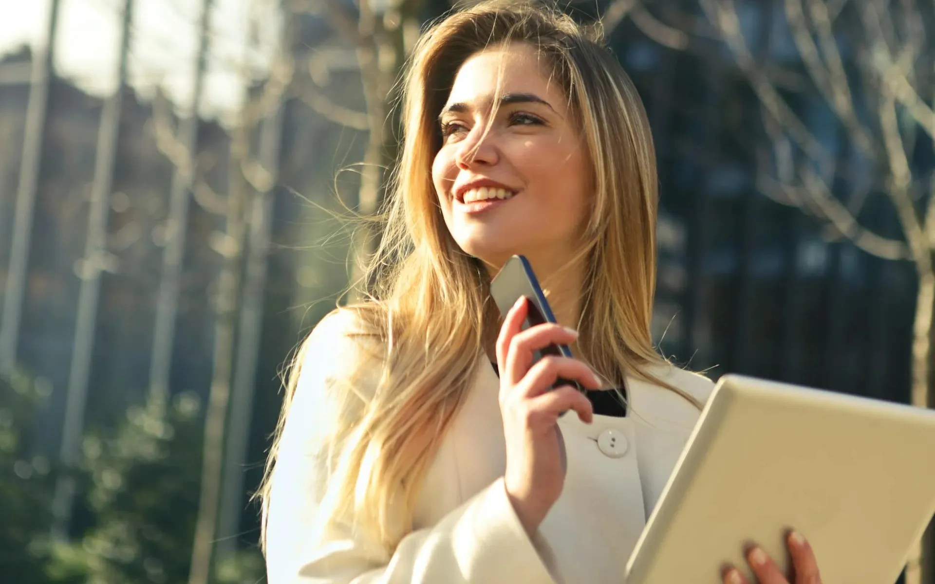 Immagine di una donna al telefono