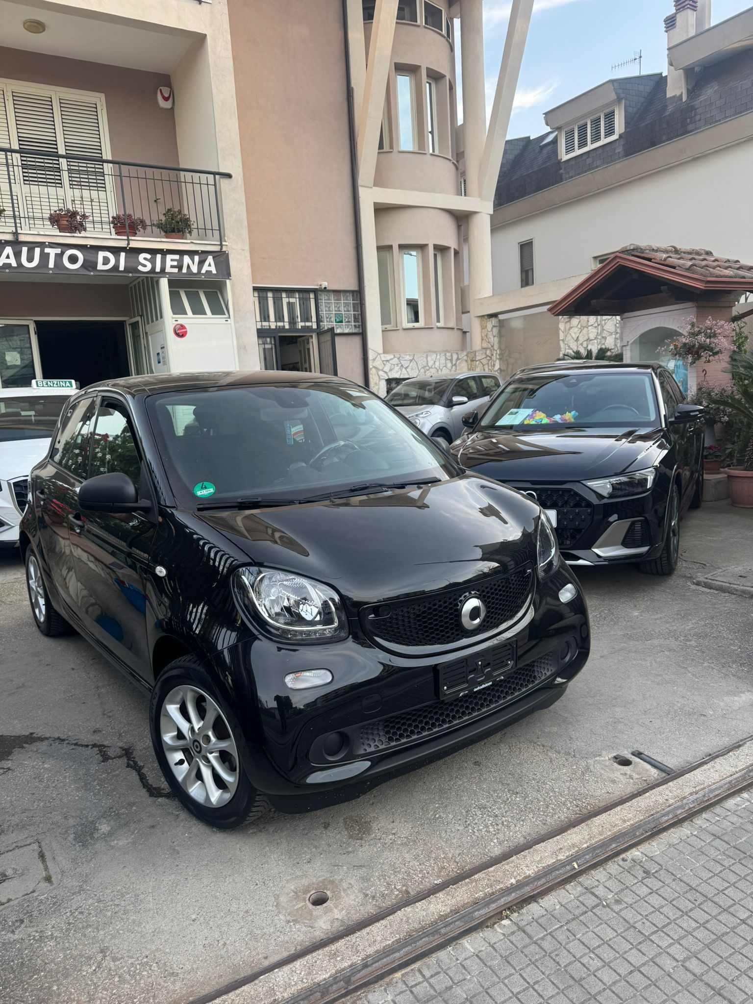 🔥 Smart ForFour Total Black – compatta fuori, completa dentro 🔥