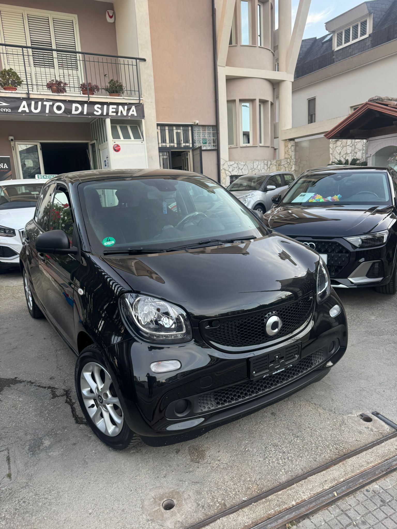🔥 Smart ForFour Total Black – compatta fuori, completa dentro 🔥