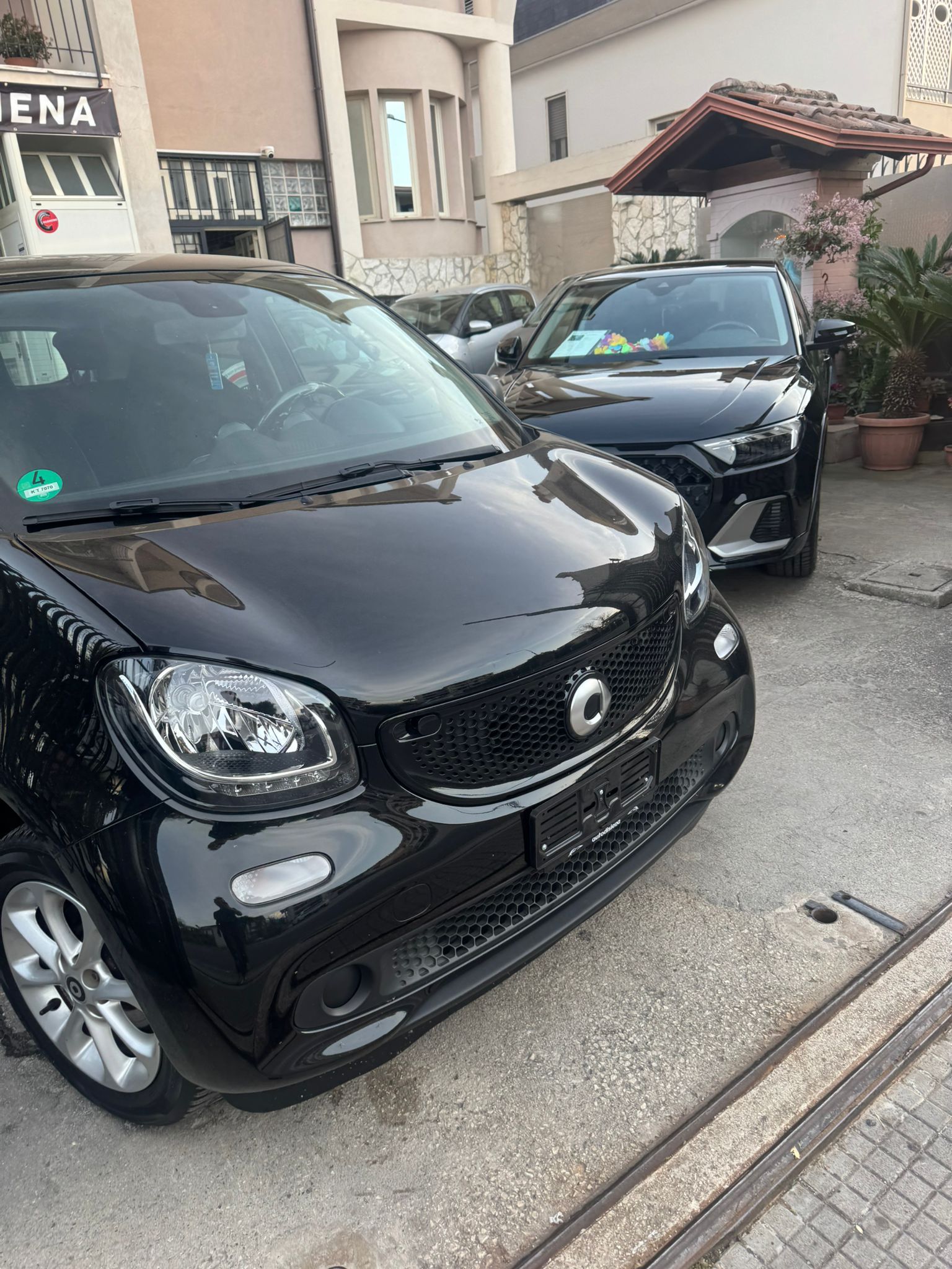 🔥 Smart ForFour Total Black – compatta fuori, completa dentro 🔥