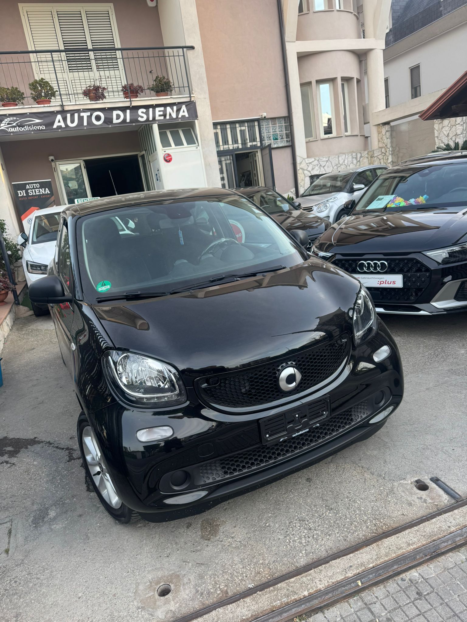 🔥 Smart ForFour Total Black – compatta fuori, completa dentro 🔥