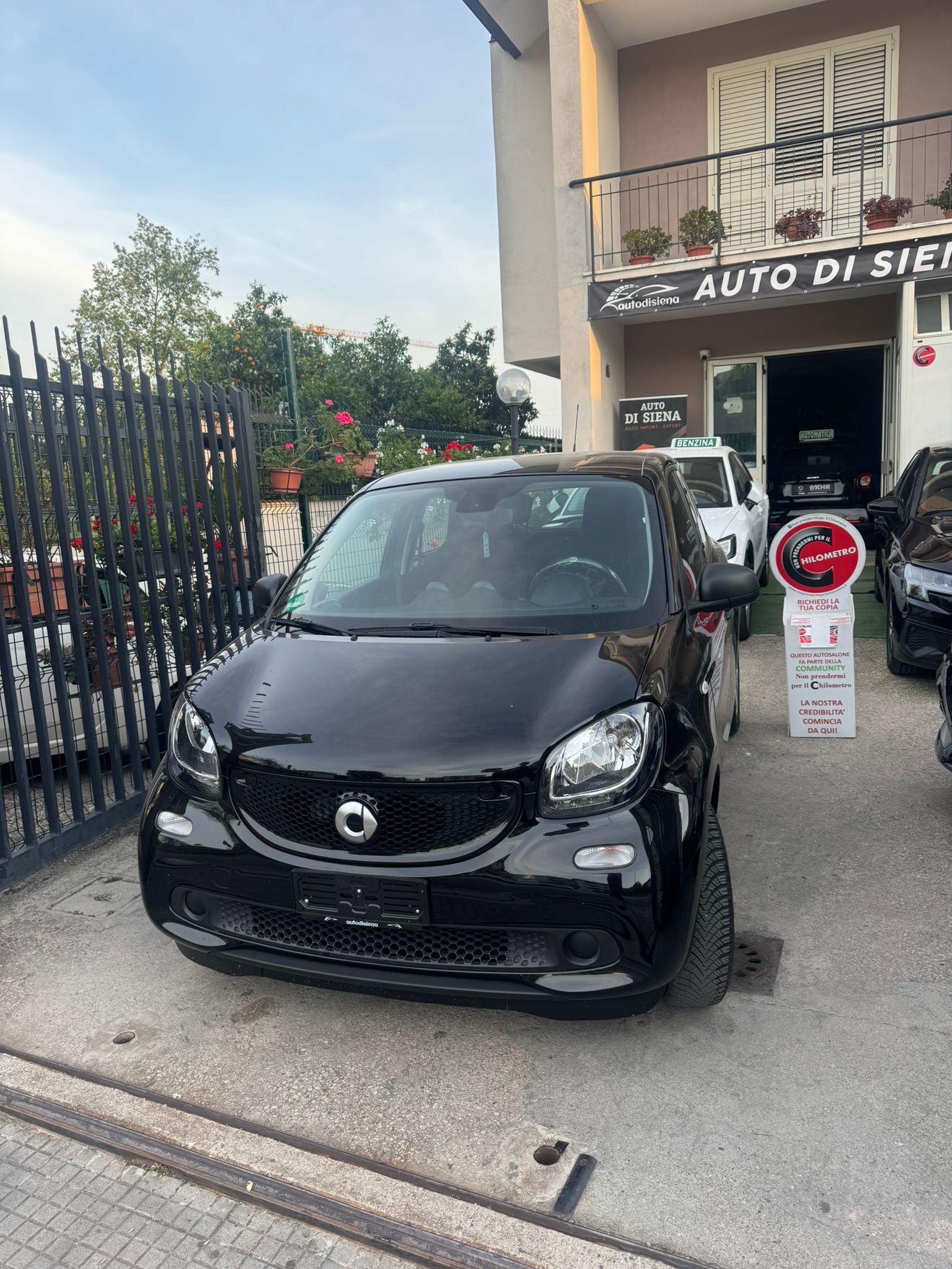🔥 Smart ForFour Total Black – compatta fuori, completa dentro 🔥