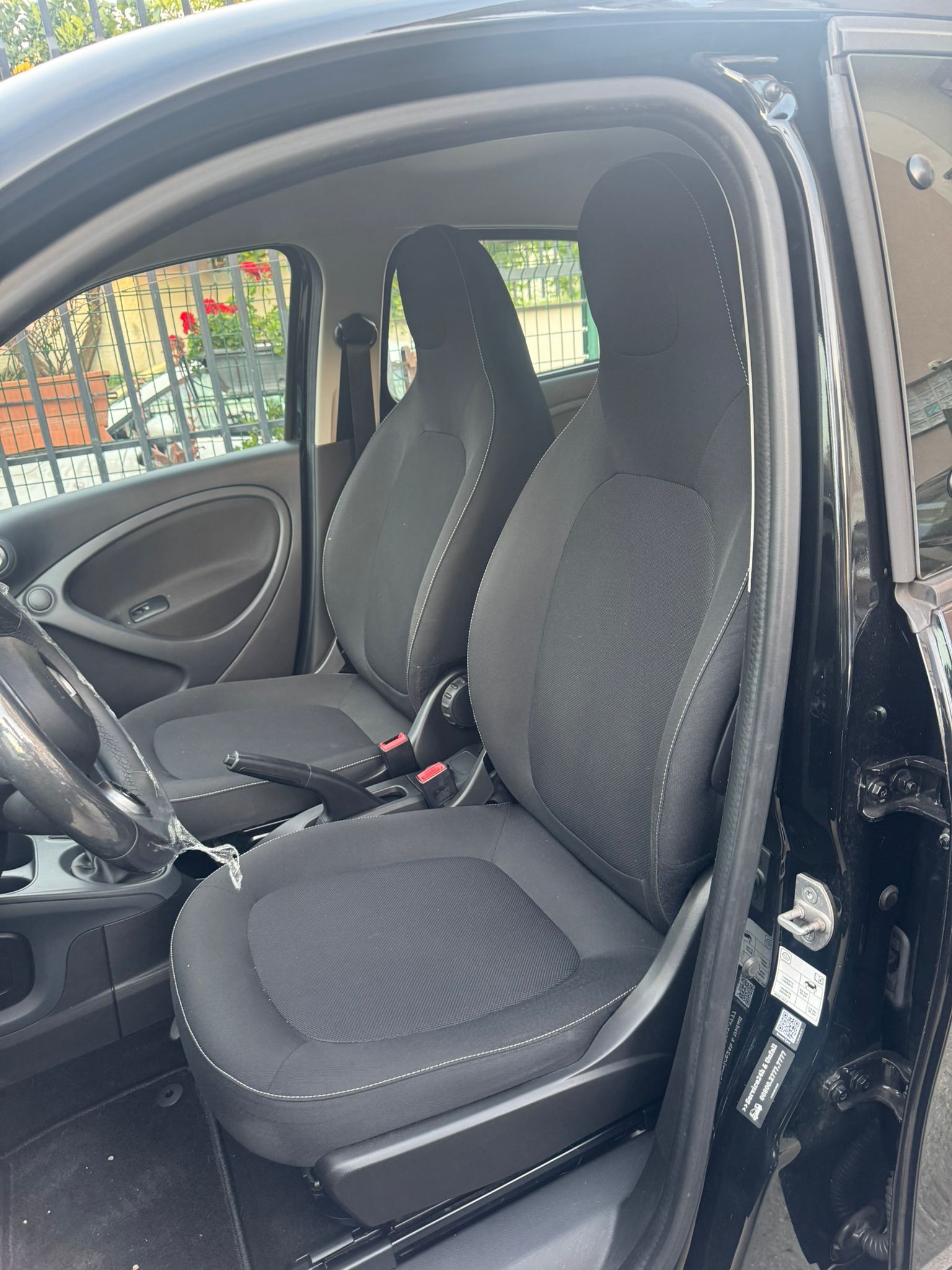 🔥 Smart ForFour Total Black – compatta fuori, completa dentro 🔥