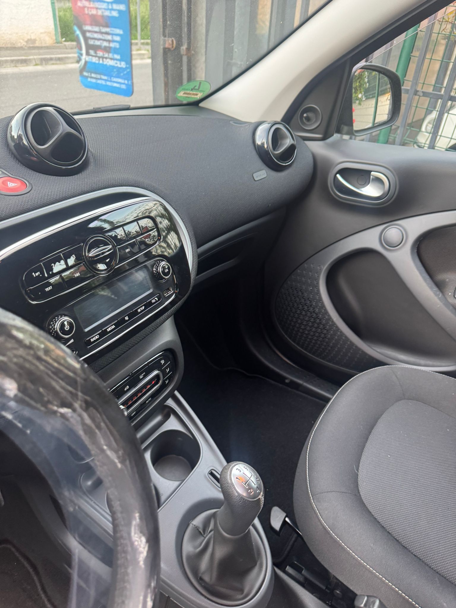 🔥 Smart ForFour Total Black – compatta fuori, completa dentro 🔥