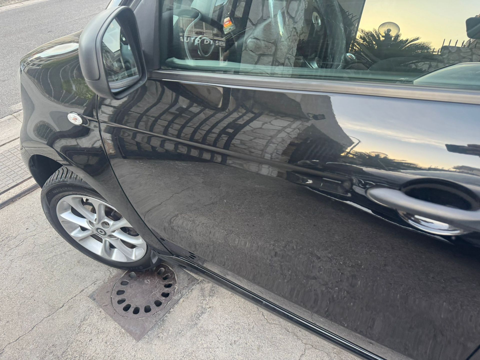 🔥 Smart ForFour Total Black – compatta fuori, completa dentro 🔥