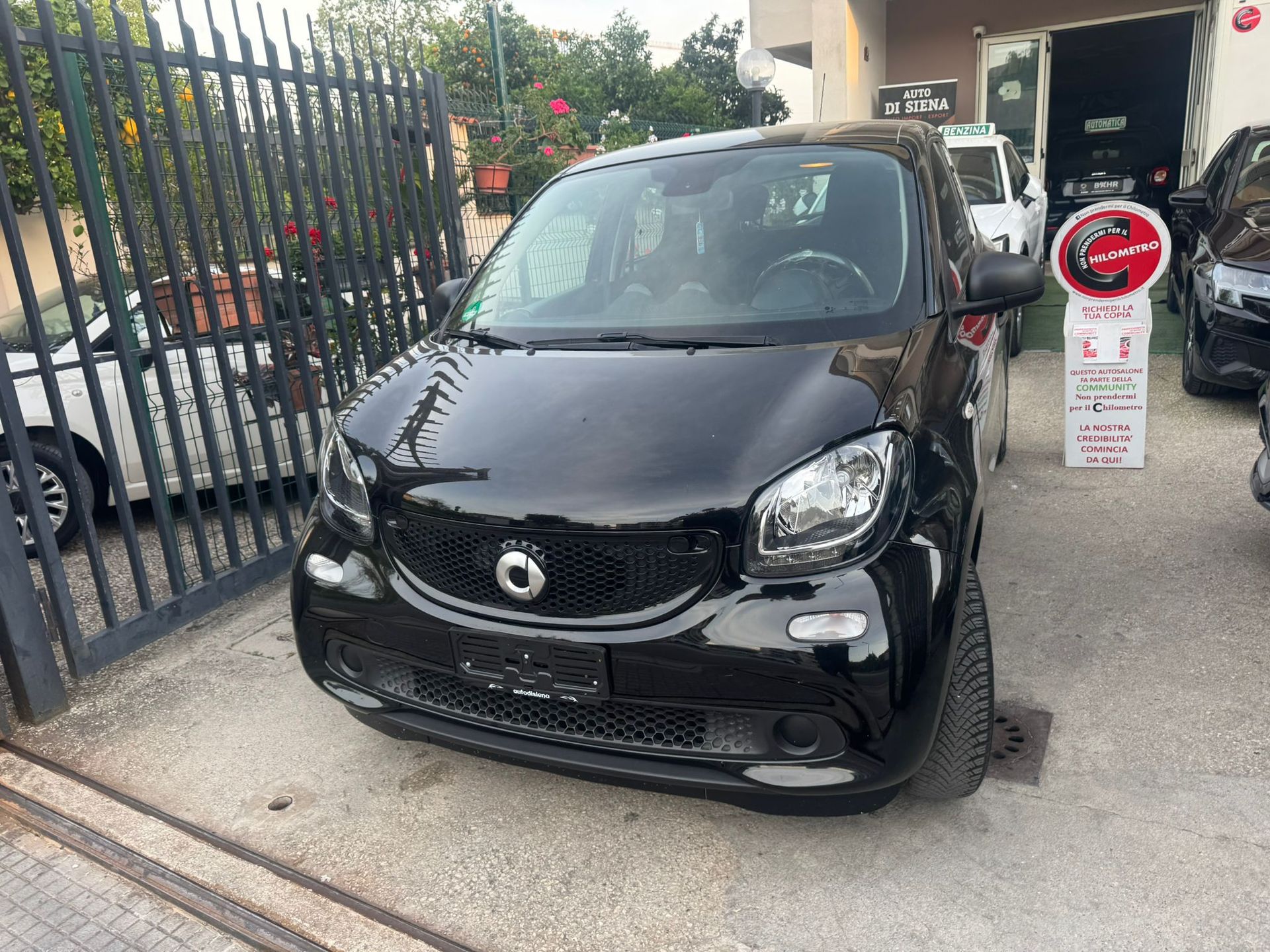 🔥 Smart ForFour Total Black – compatta fuori, completa dentro 🔥