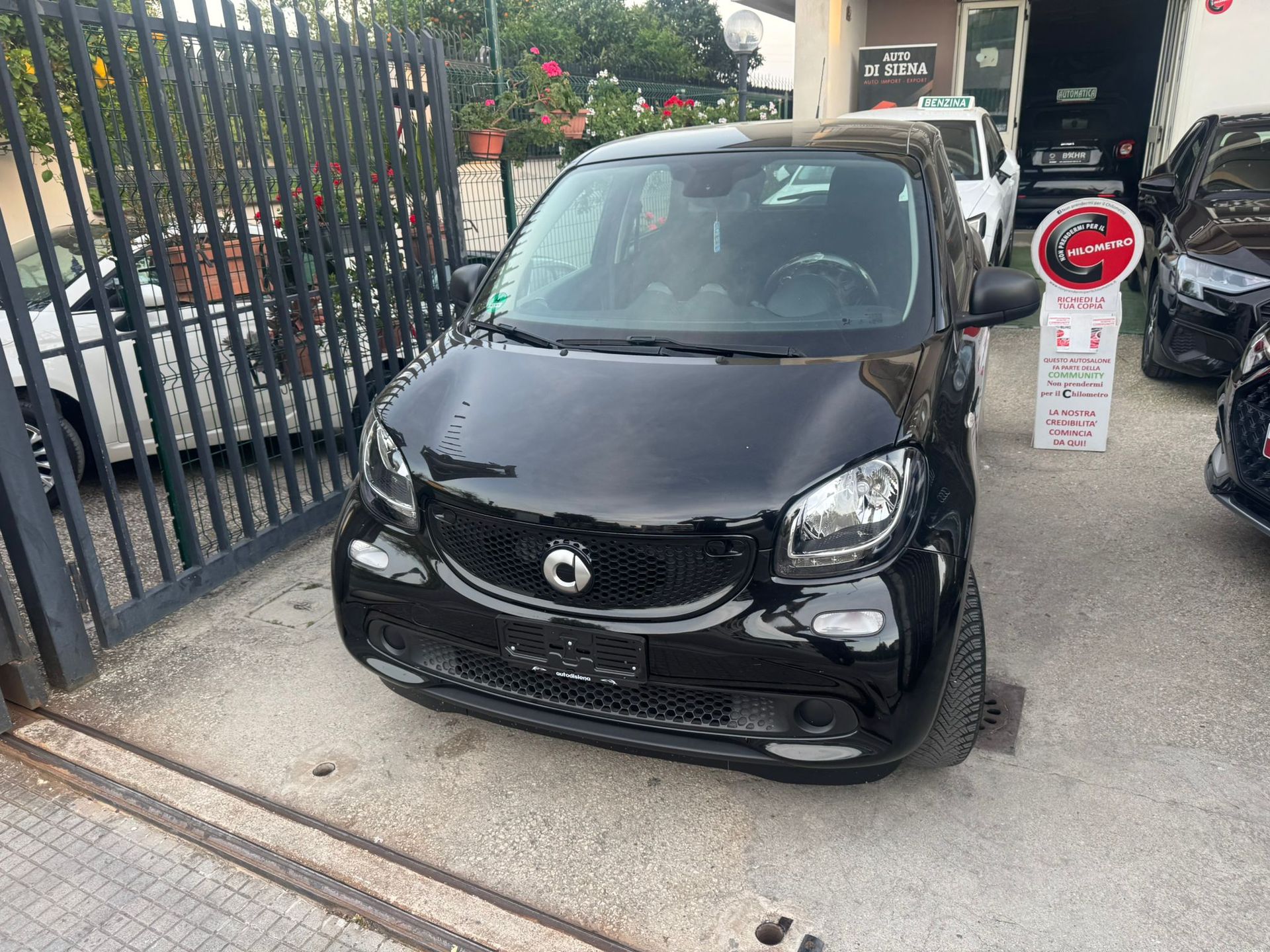 🔥 Smart ForFour Total Black – compatta fuori, completa dentro 🔥