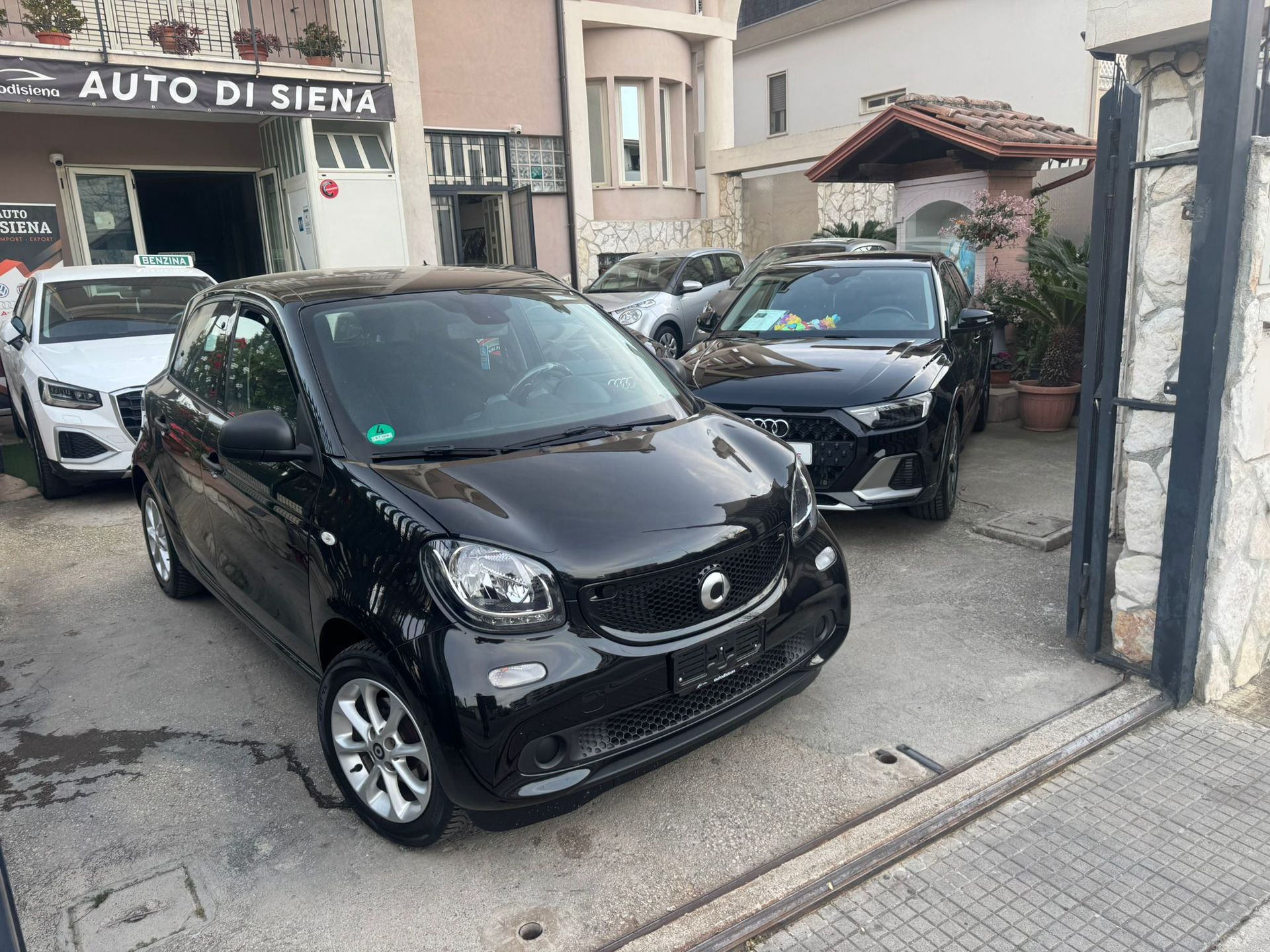 🔥 Smart ForFour Total Black – compatta fuori, completa dentro 🔥