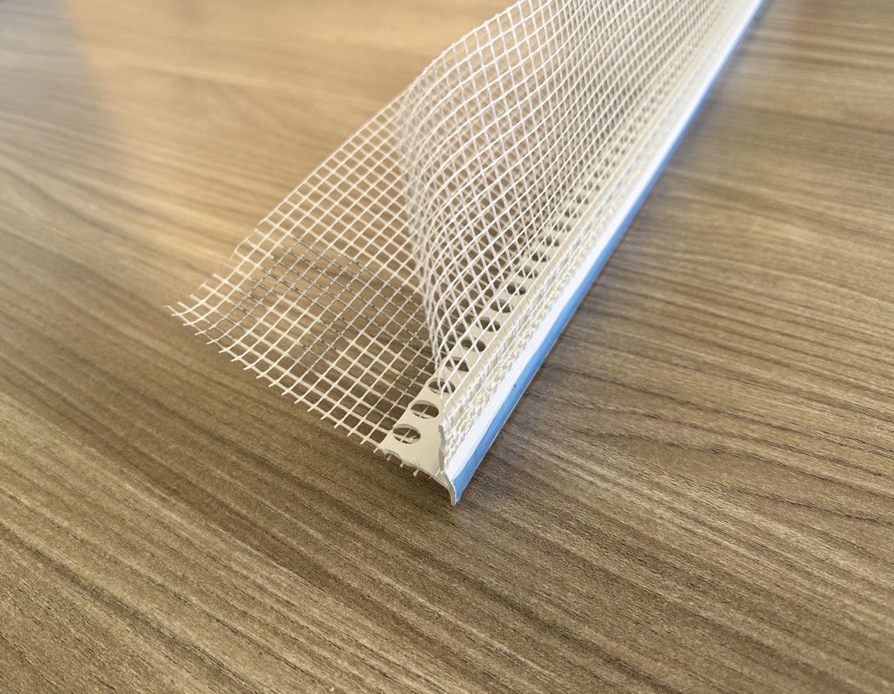 Paraspigolo in pvc con gocciolatoio e rete in fibra di vetro - barra 2,5 metri bianco