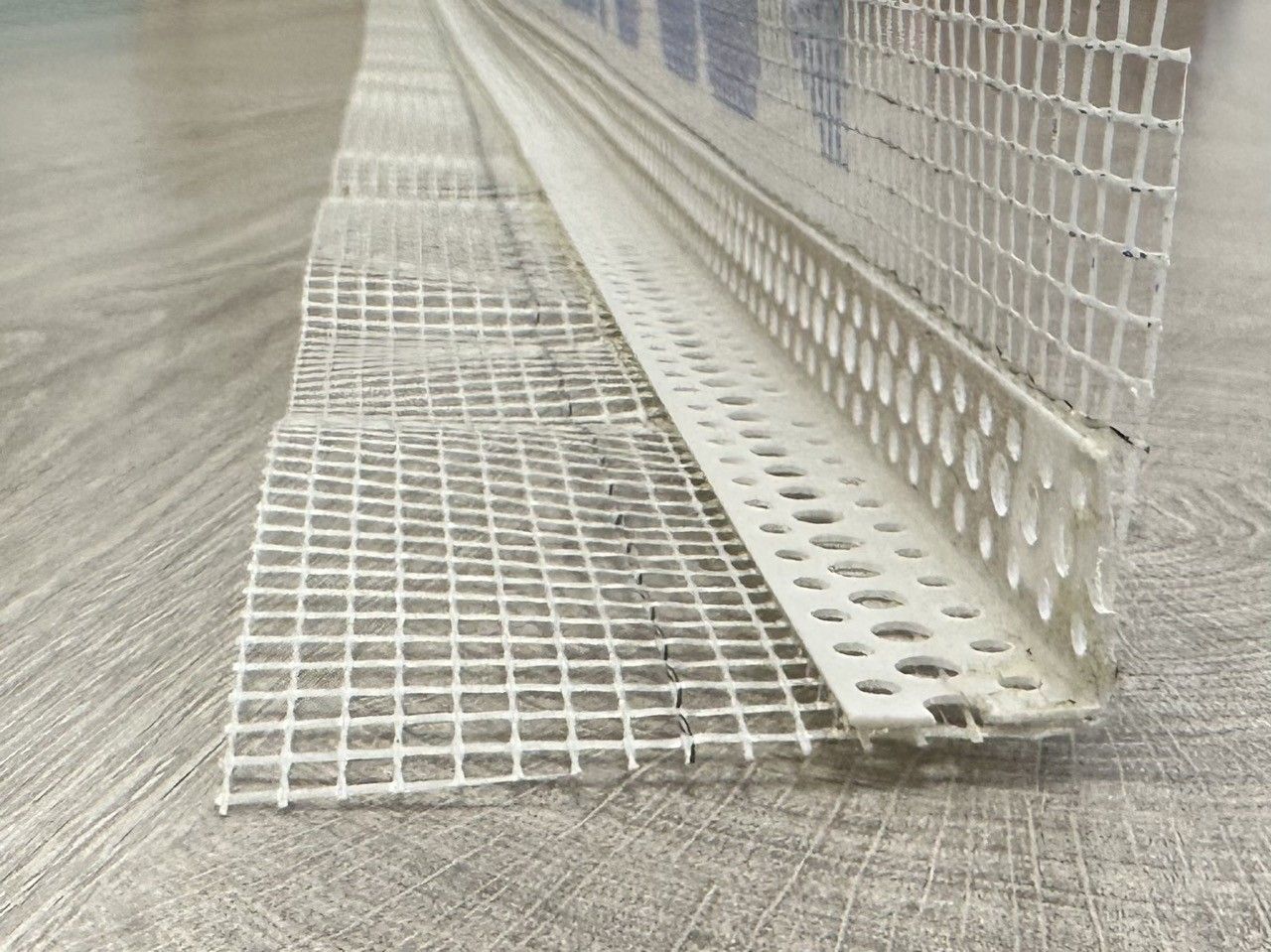 Paraspigolo in pvc con rete 10x10 - barra 2,5 metri bianco